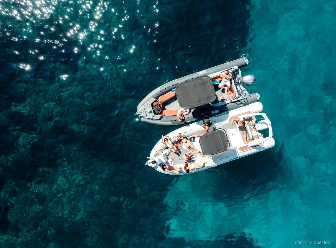 Groupe profitant d'une location de bateau privé avec skipper près de Marseille