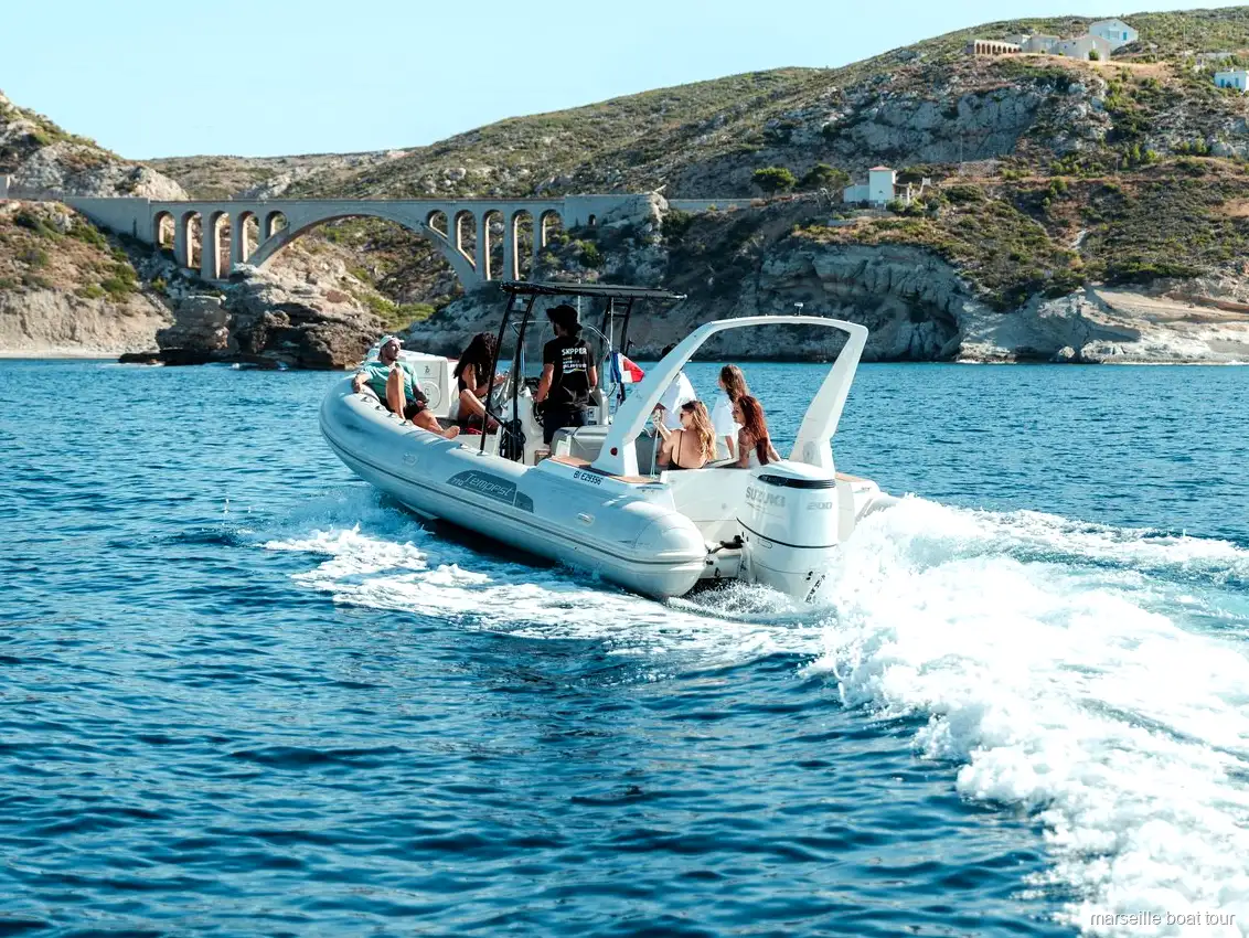Skipper pilotant la location de bateau privé depuis Marseille