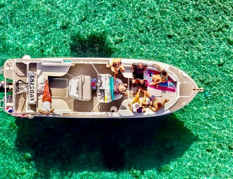 Motorboot auf einer Marseille Calanques Bootstour mit Schwimmen und Schnorcheln