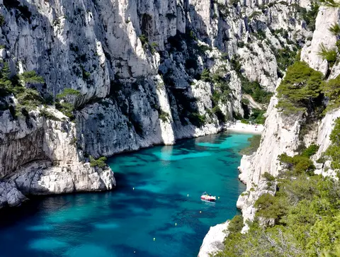 Schwimmer an einer Bucht während der Marseille Calanques Bootstour