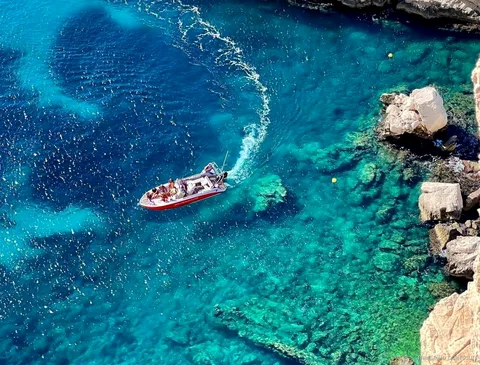 Kalksteinklippen des Calanques Nationalparks von der Marseille Bootstour aus gesehen