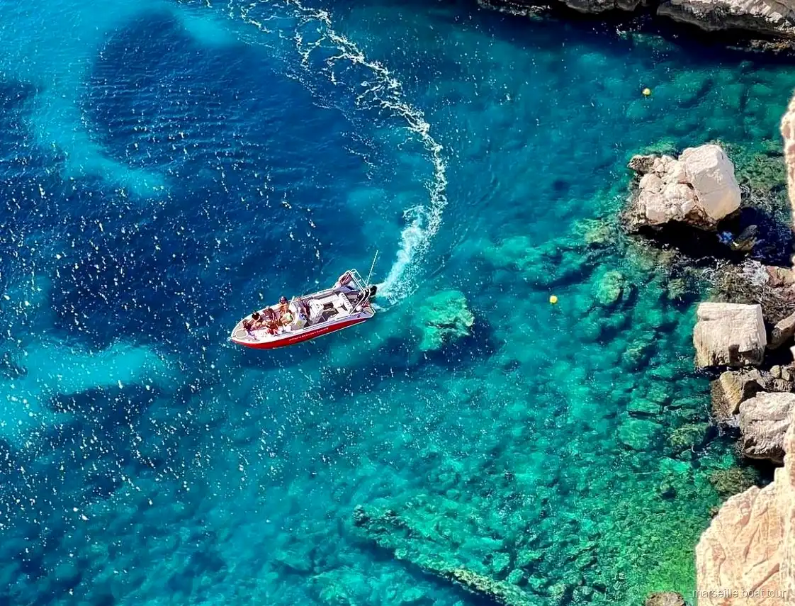 Kalksteinklippen des Calanques Nationalparks von der Marseille Bootstour aus gesehen