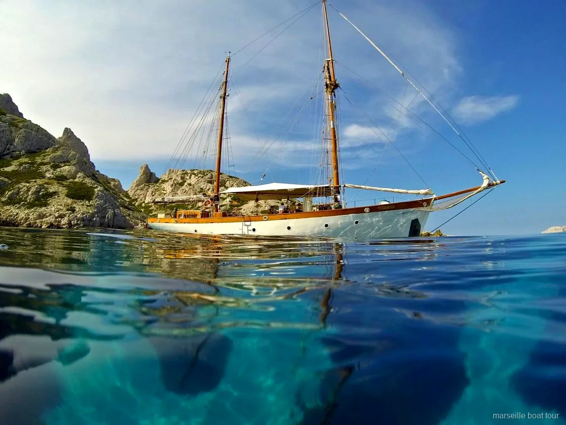 Hölzernes Segelschiff Le Don du Vent auf der Marseille Calanques Segeltour