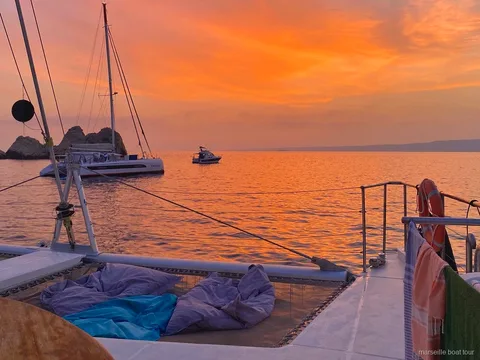 Maxicatamarán en el crucero al atardecer desde Marsella con buffet y bebidas