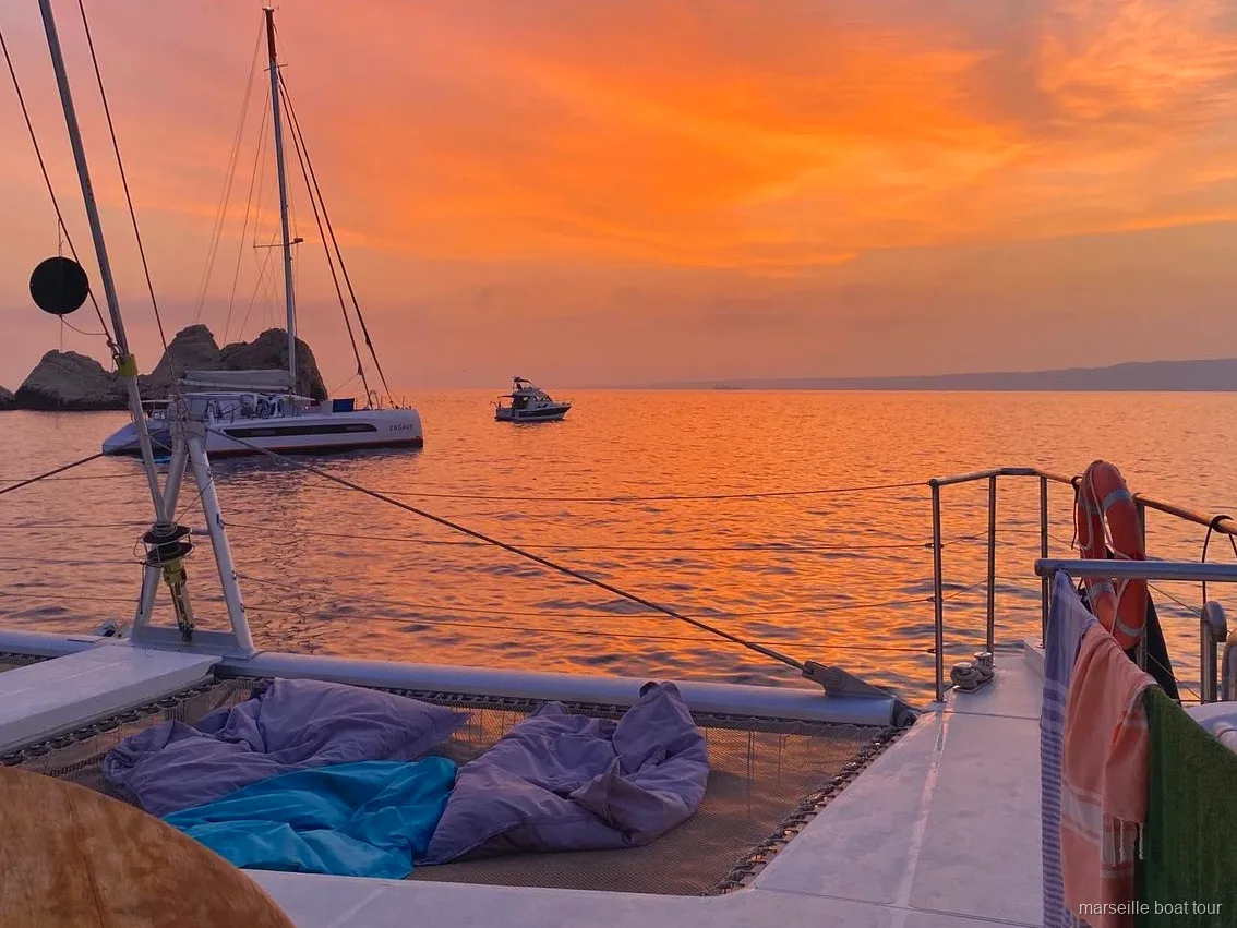 Maxicatamarán en el crucero al atardecer desde Marsella con buffet y bebidas