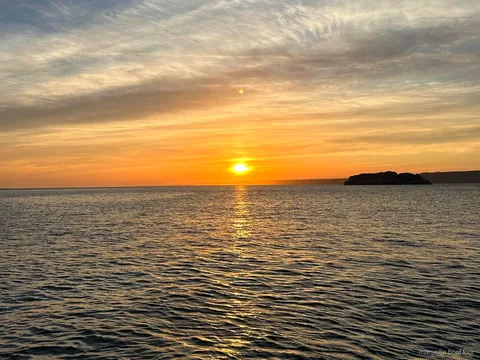 Pasajeros relajándose en cubierta durante el crucero en catamarán al atardecer desde Marsella