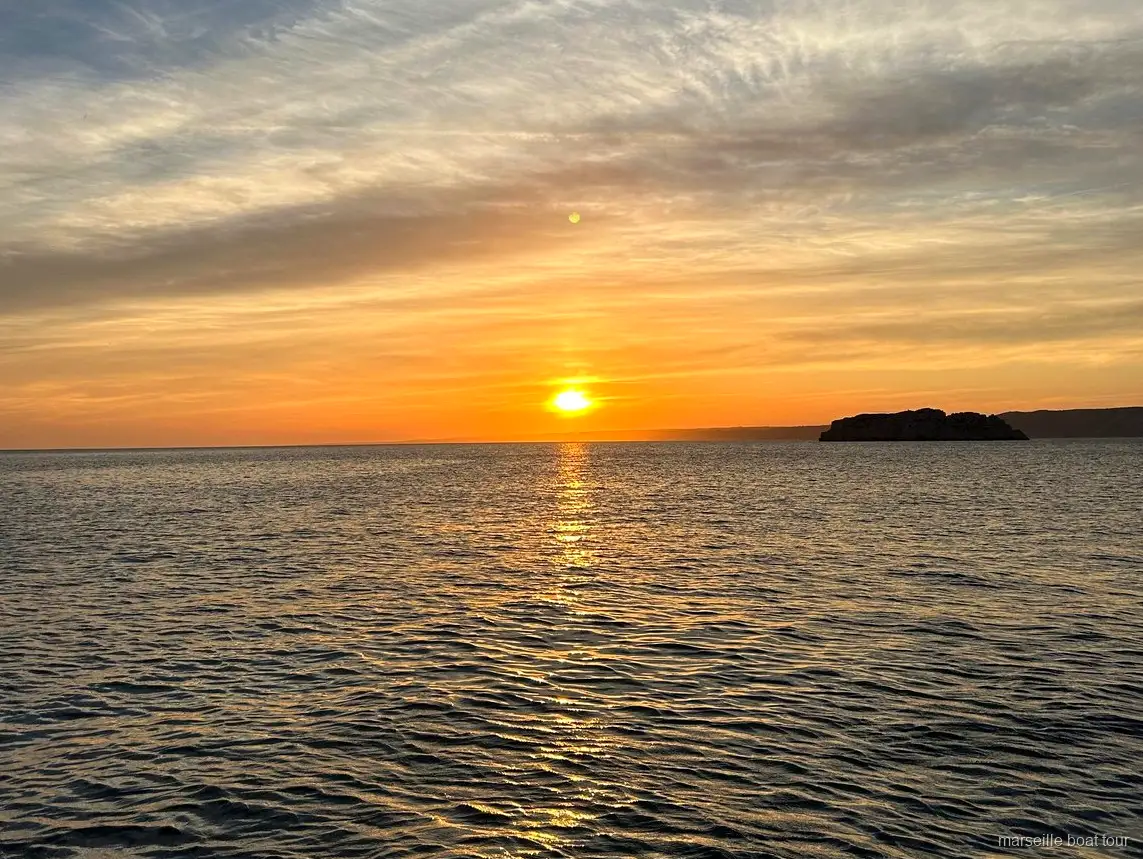 Pasajeros relajándose en cubierta durante el crucero en catamarán al atardecer desde Marsella
