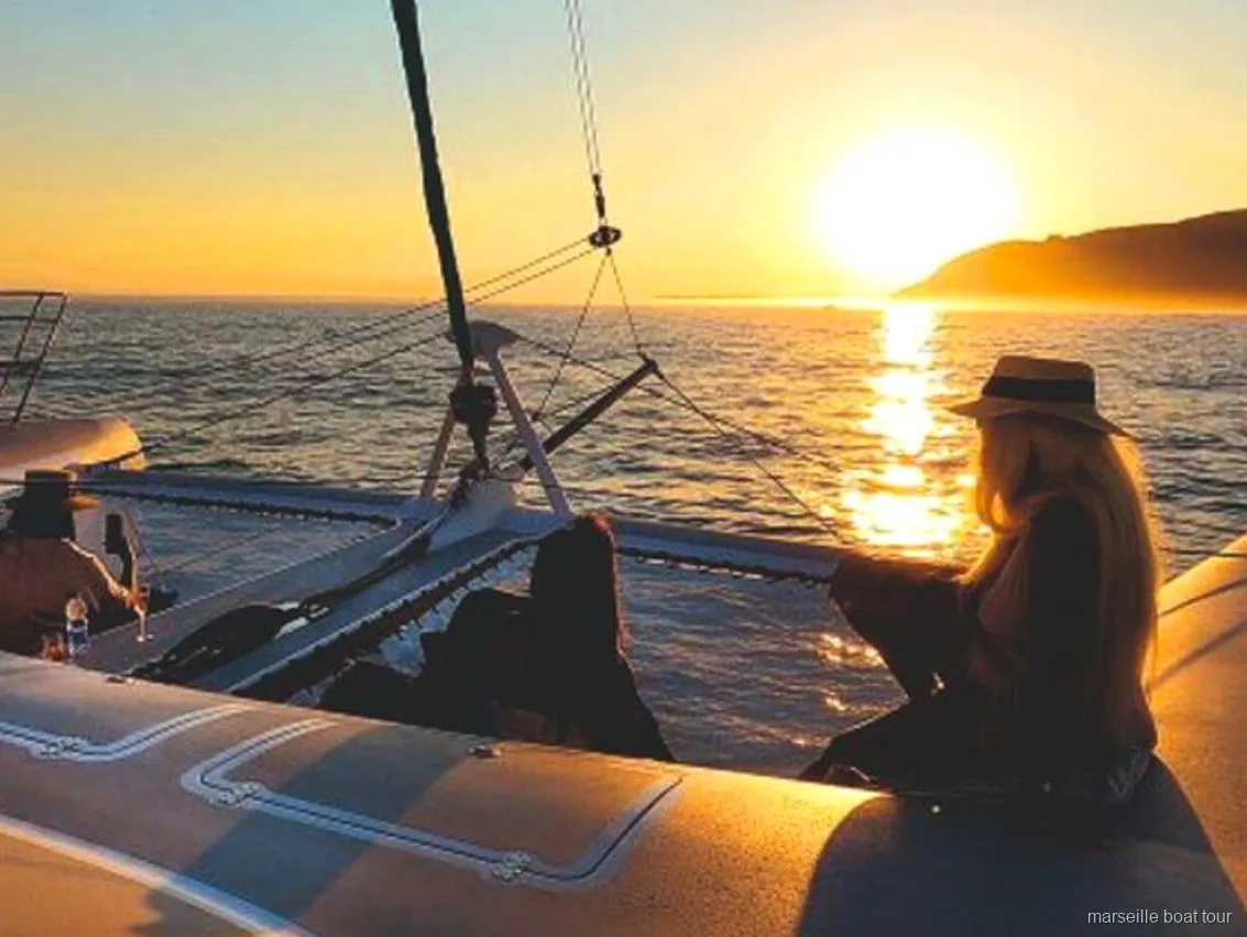 Parada de baño antes del atardecer en el crucero en catamarán desde Marsella