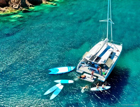 Catamarán en el tour por las Calanques desde Marsella con tablas de paddle surf