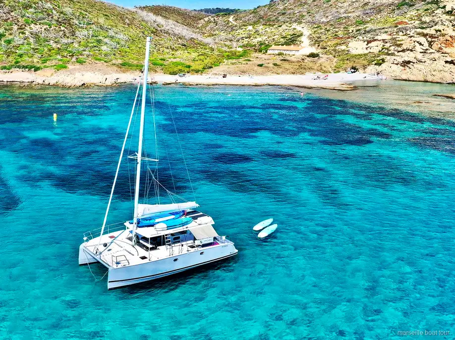 Trampolín en el techo del catamarán durante el tour en barco desde Marsella