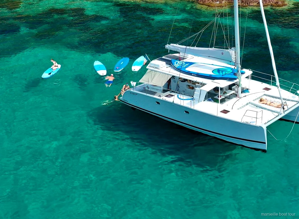 Paddle surf cerca del Château d'If durante el tour en catamarán desde Marsella