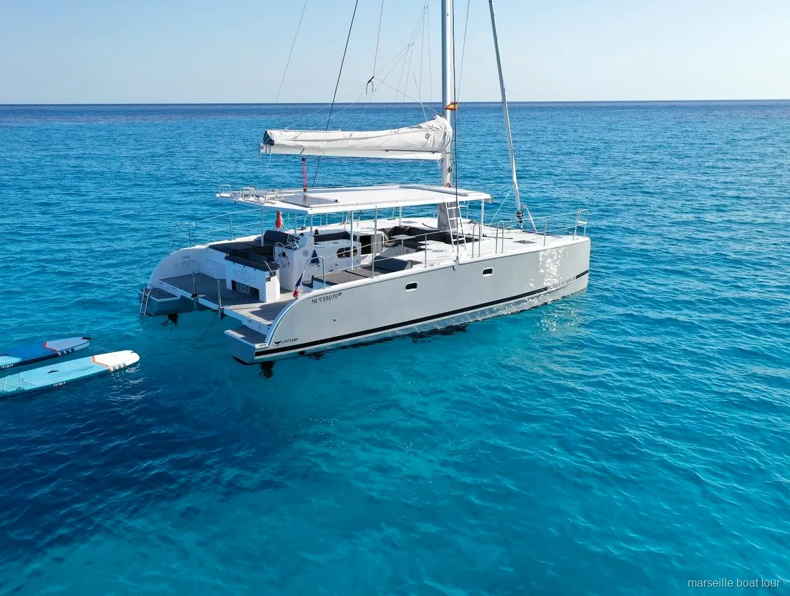 Pasajeros bañándose durante el tour en catamarán a las Calanques desde Marsella