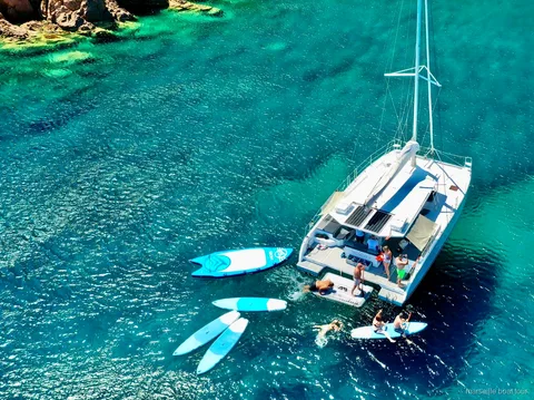 Catamaran lors de l'excursion aux Calanques de Marseille avec paddles