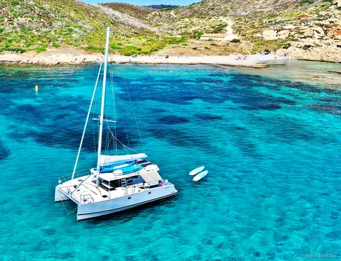 Plongeoir sur le toit du catamaran lors de l'excursion à Marseille