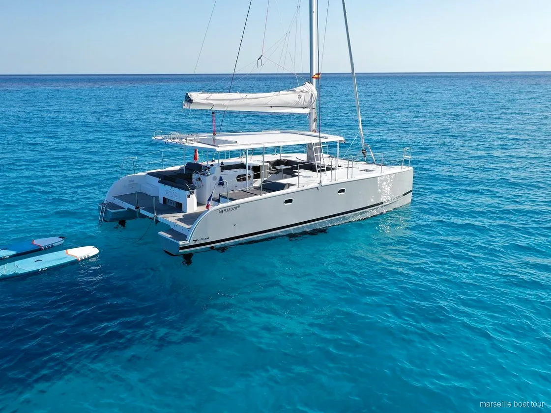 Passagers qui se baignent lors de l'excursion en catamaran aux Calanques