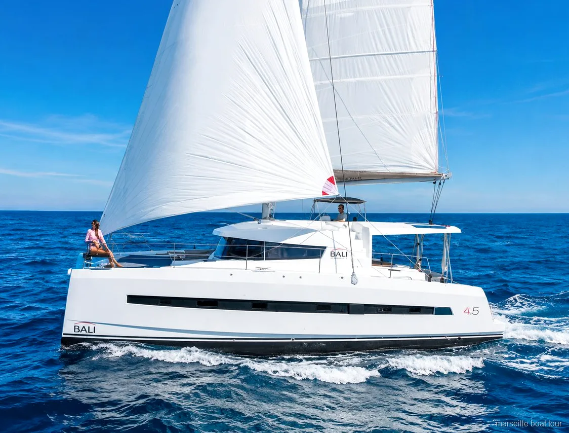 Catamarán navegando hacia las islas de Frioul en el crucero desde Marsella