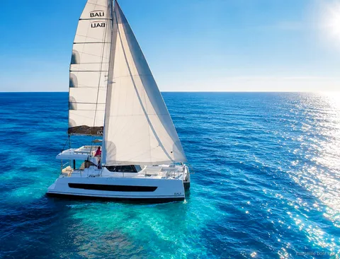 Pasajeros relajándose en cubierta durante el crucero a las islas de Frioul desde Marsella