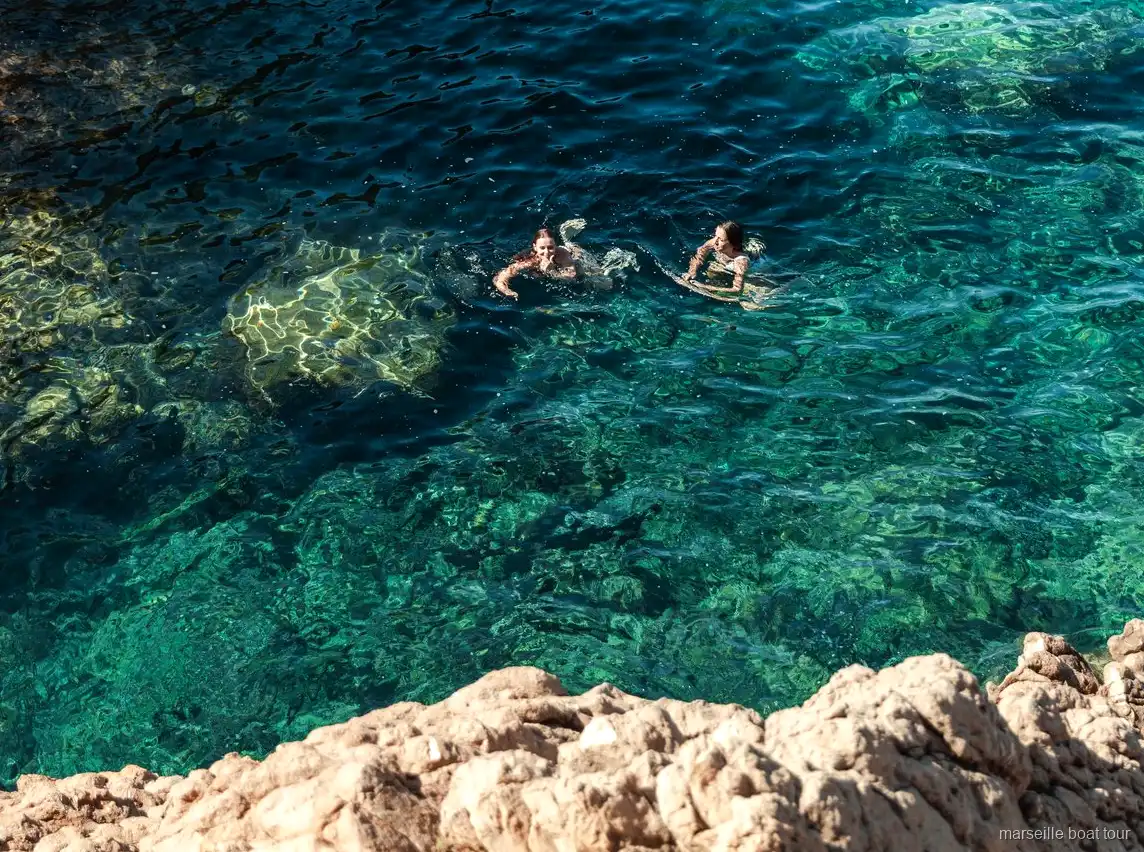 Acantilados de piedra caliza de las islas de Frioul vistos desde el catamarán desde Marsella