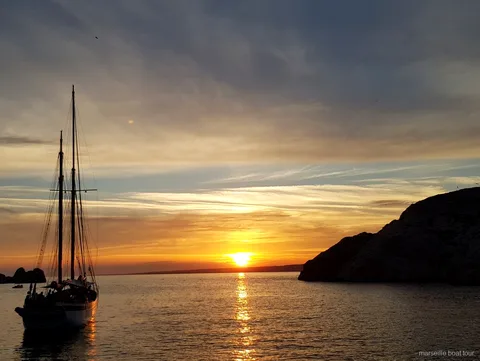 Goletta tradizionale durante la crociera al tramonto a vela a Marsiglia