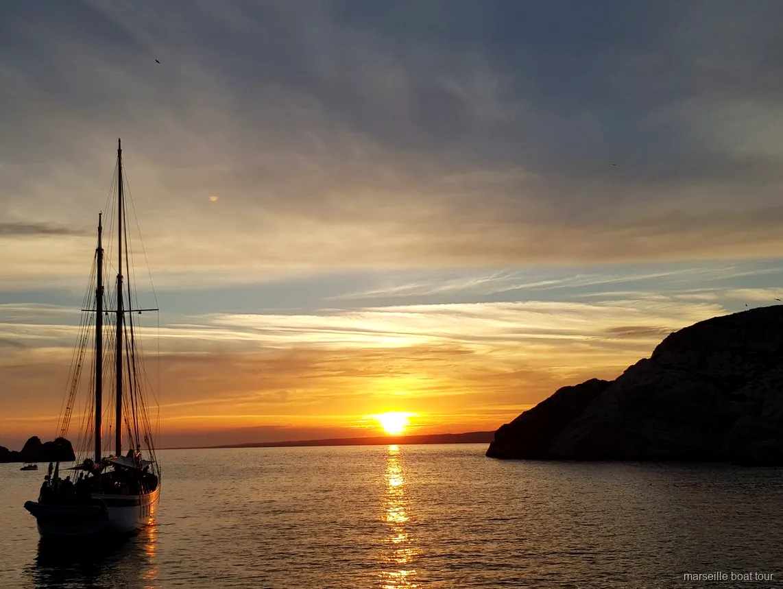 Goletta tradizionale durante la crociera al tramonto a vela a Marsiglia