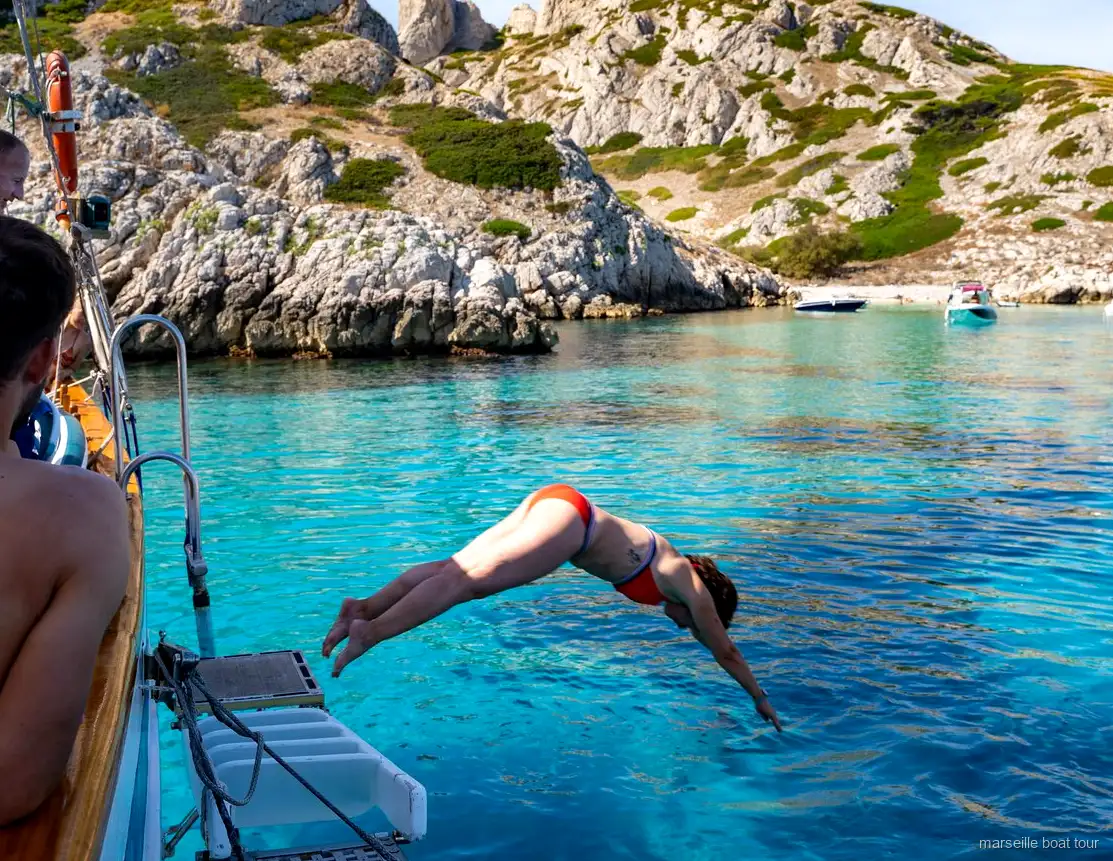 Sosta bagno vicino alle Isole di Frioul sulla crociera al tramonto a vela a Marsiglia