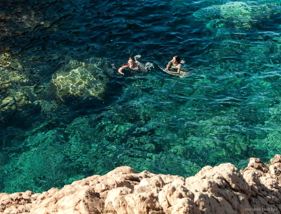 Scogliere calcaree delle Isole di Frioul viste dalla crociera in catamarano di Marsiglia