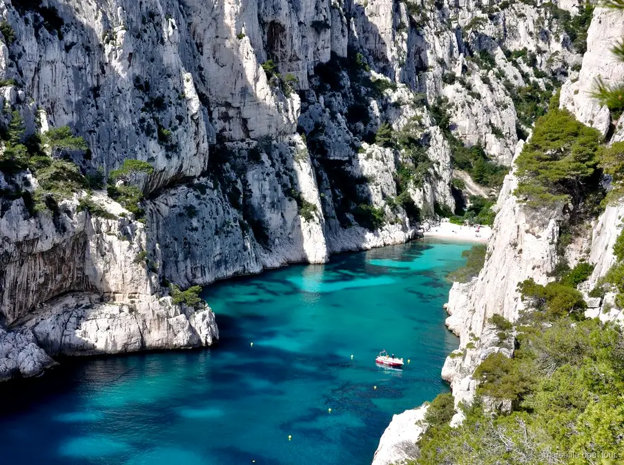 Baigneurs dans une crique lors de la croisière aux Calanques de Marseille