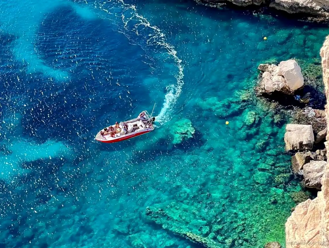 Falaises calcaires du Parc National des Calanques vues depuis le bateau à Marseille