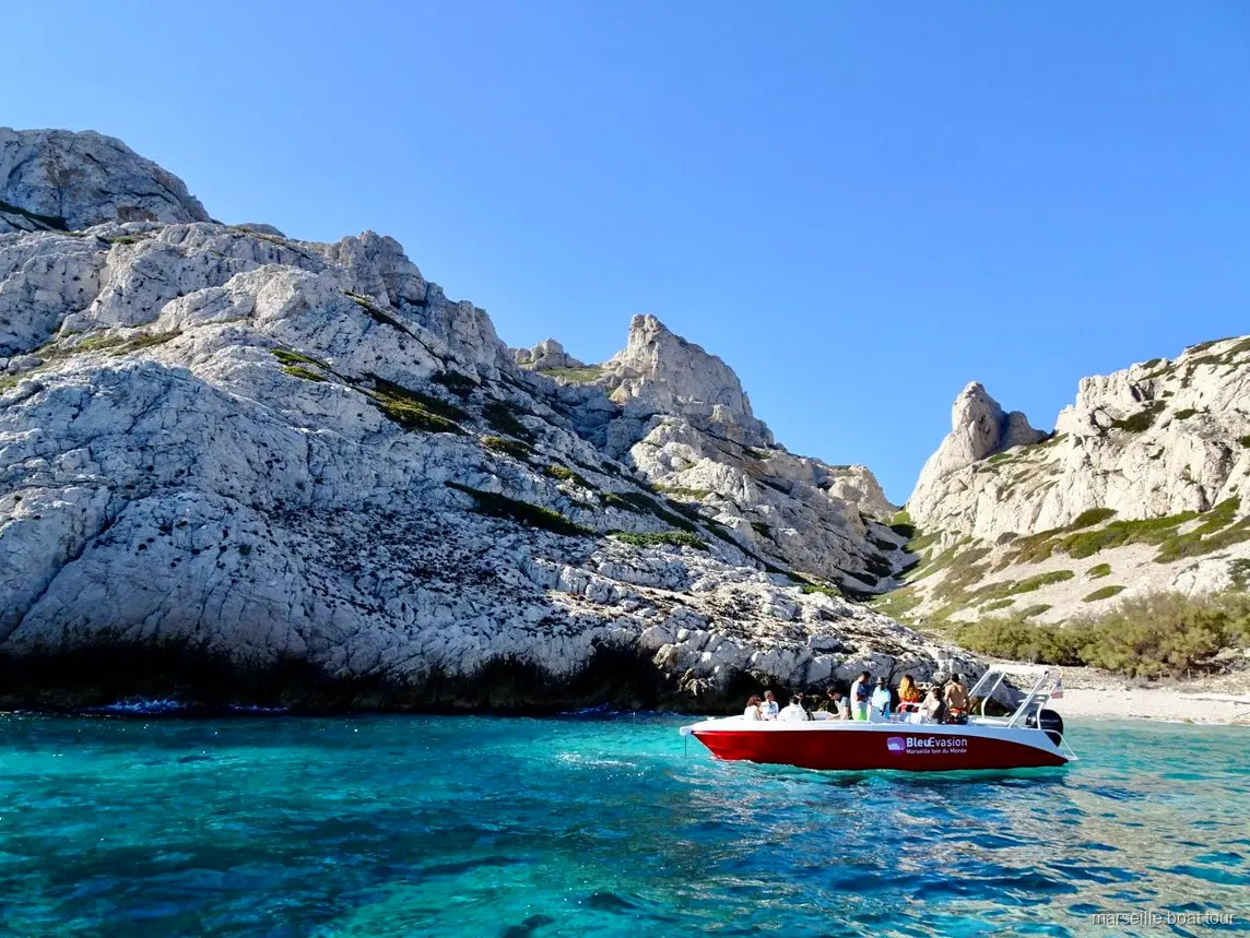 Arrêt à l'île de Riou lors de la croisière baignade et snorkeling aux Calanques de Marseille