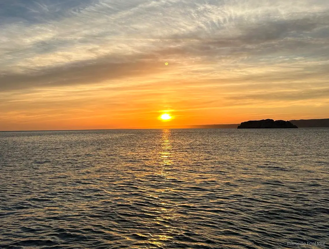 Passagers détendus sur le pont lors de la croisière catamaran coucher de soleil