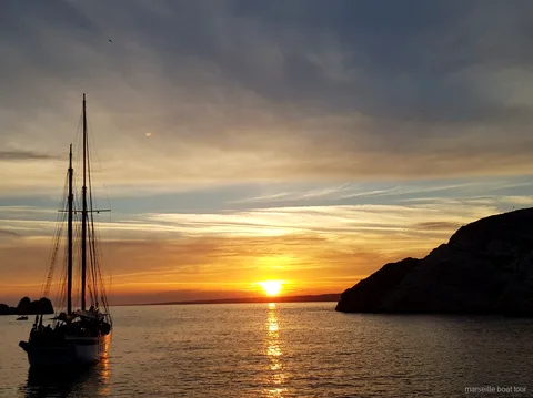 Goélette traditionnelle lors de la croisière voile coucher de soleil à Marseille