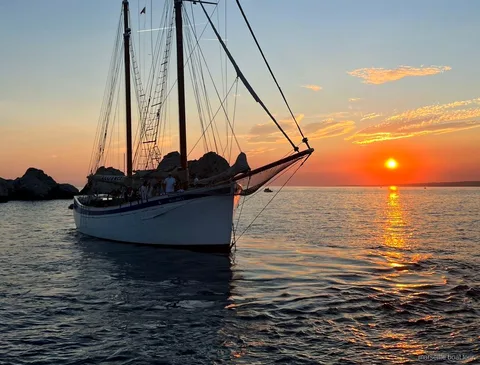 Dîner végétarien en buffet servi lors de la croisière coucher de soleil