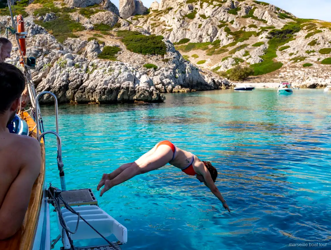 Arrêt baignade près du Frioul lors de la croisière voile coucher de soleil