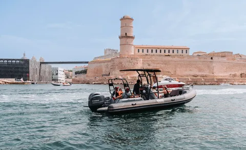 Petit bateau lors de la croisière patrimoine du Vieux-Port de Marseille
