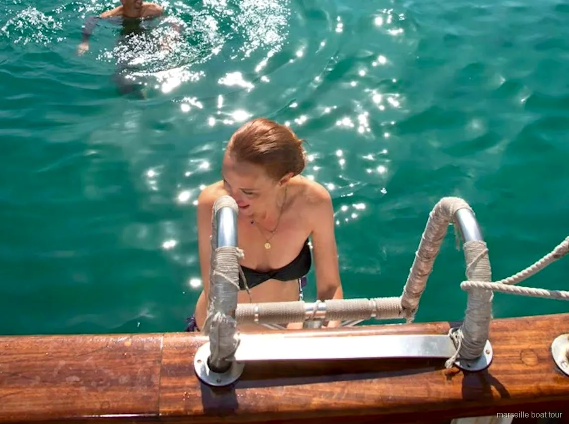 Vin bio servi lors de la croisière en voilier aux Calanques de Marseille