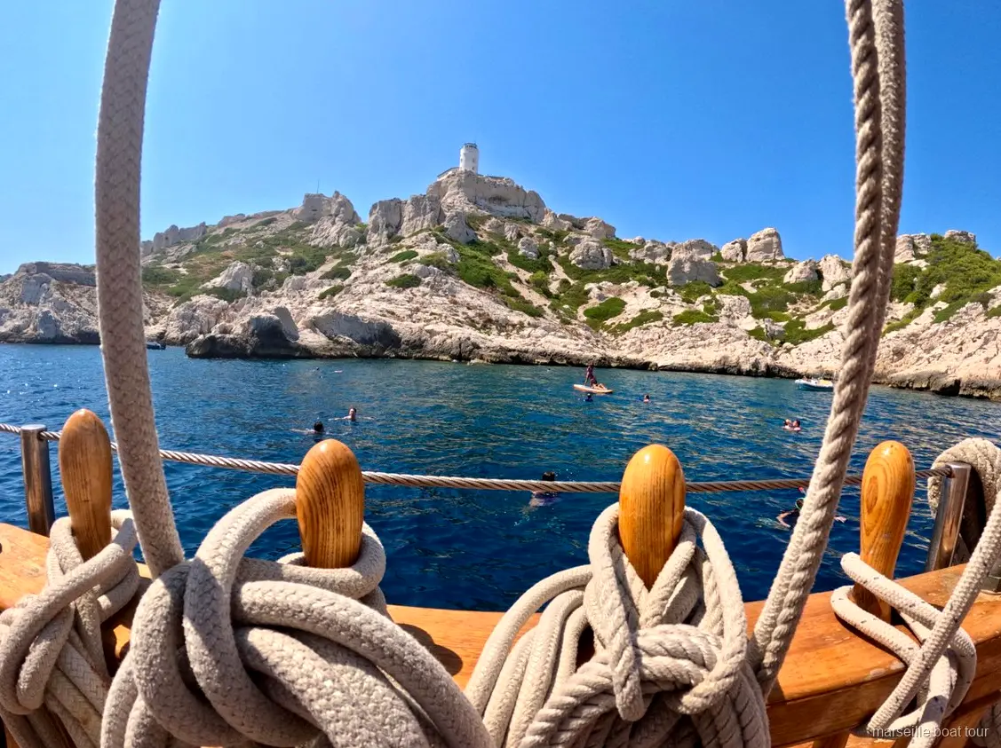 Navigation devant les falaises calcaires lors de la croisière aux Calanques
