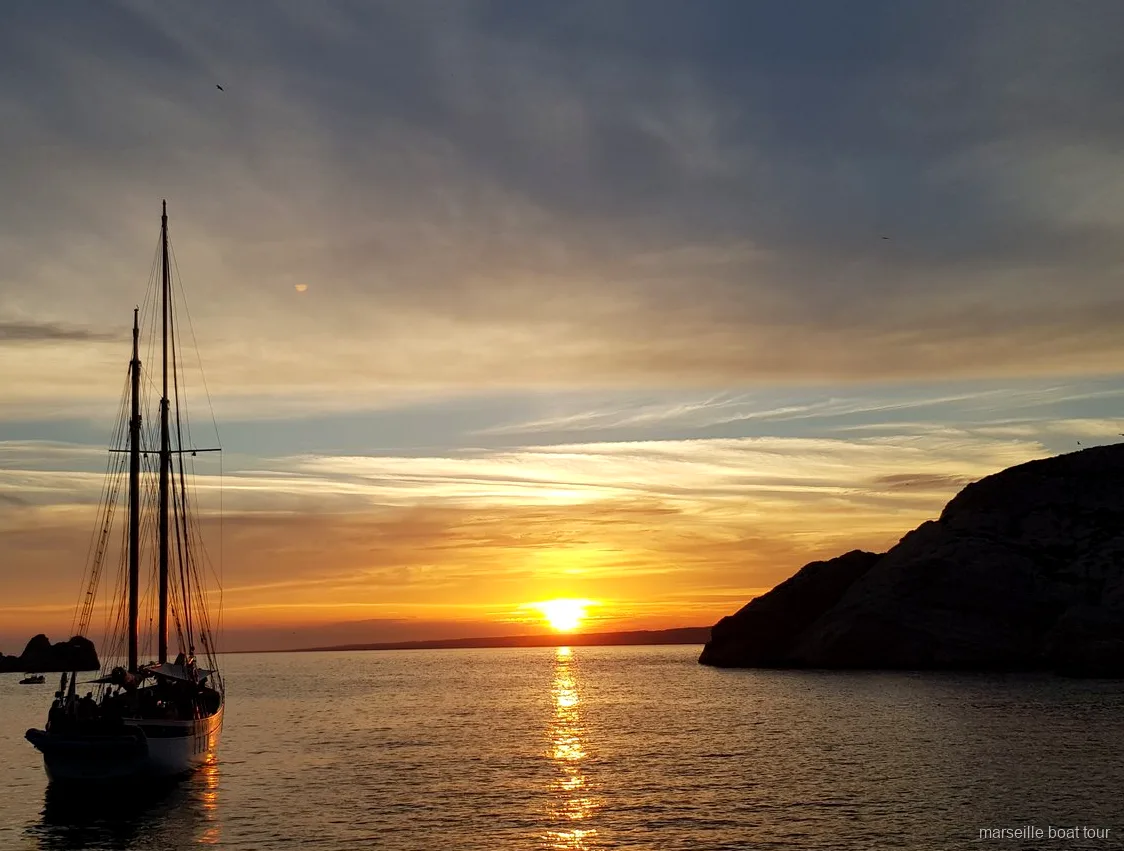 Goleta tradicional en el crucero en velero al atardecer desde Marsella