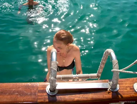 Vino ecológico servido en el crucero en velero por las Calanques desde Marsella