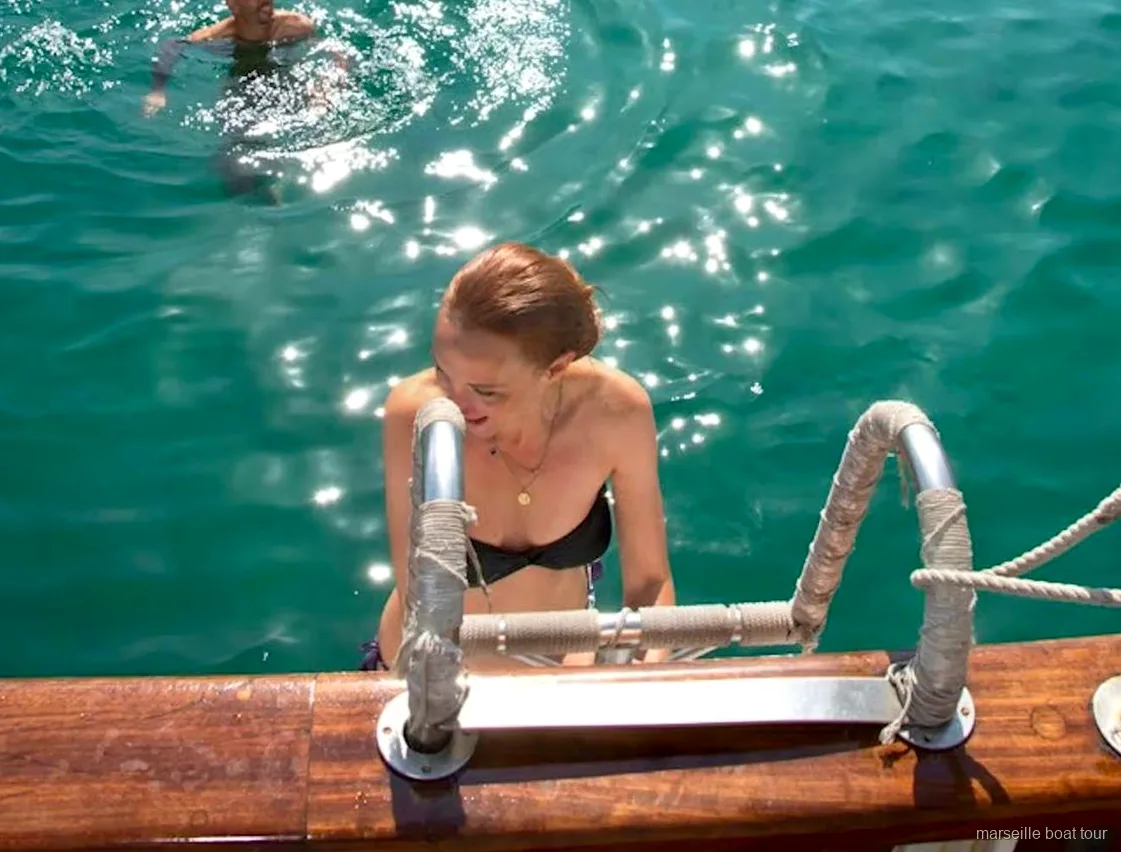 Vino ecológico servido en el crucero en velero por las Calanques desde Marsella