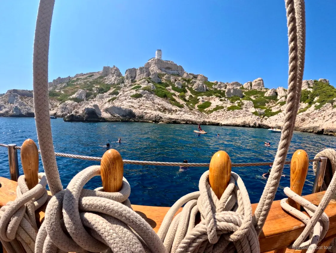 Navegación junto a los acantilados de piedra caliza en el crucero por las Calanques desde Marsella