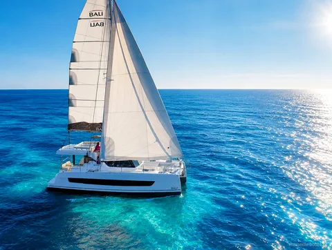 Passagiere entspannen an Deck während der Frioul Inseln Katamaran Kreuzfahrt