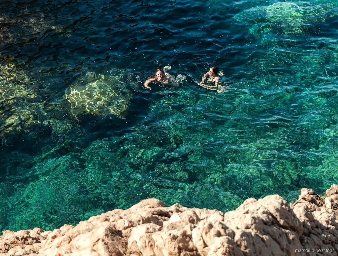 Kalksteinklippen der Frioul Inseln von der Marseille Katamaran Kreuzfahrt aus gesehen