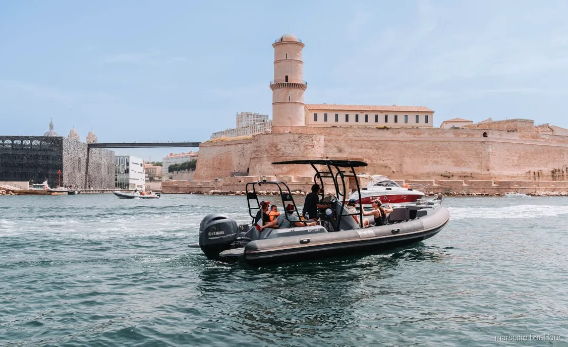 Kleines Boot auf der Hafenrundfahrt im Alten Hafen von Marseille