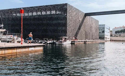 Mucem und Fort Saint Jean von der Marseille Hafenrundfahrt aus gesehen