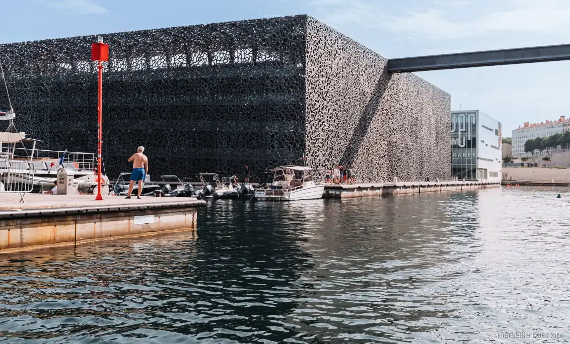 Mucem und Fort Saint Jean von der Marseille Hafenrundfahrt aus gesehen