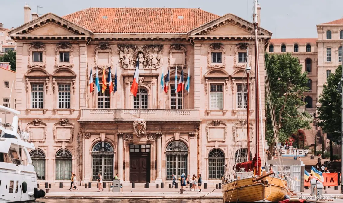 Notre Dame de la Garde vom Wasser aus bei der Marseille Hafenrundfahrt