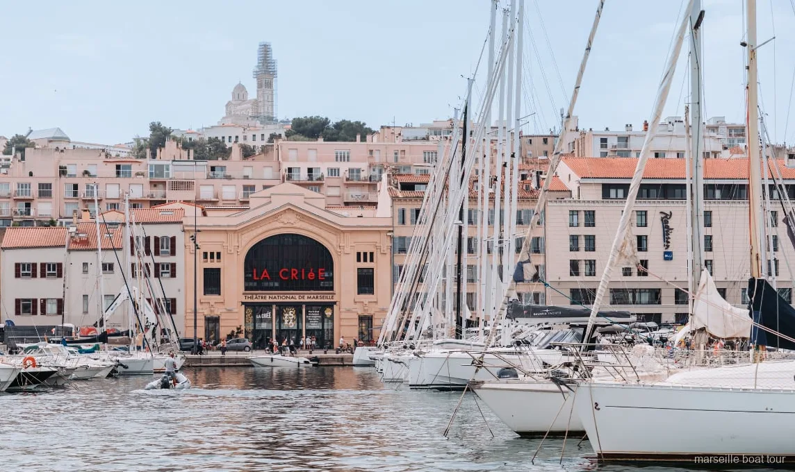 Skipper führt die kleine Gruppe bei der Marseille Hafenrundfahrt