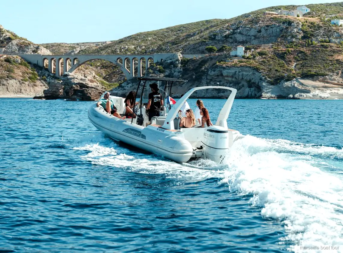 Skipper piloting the private boat charter from Marseille