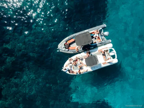 Gruppe genießt eine private Bootstour mit Skipper nahe Marseille