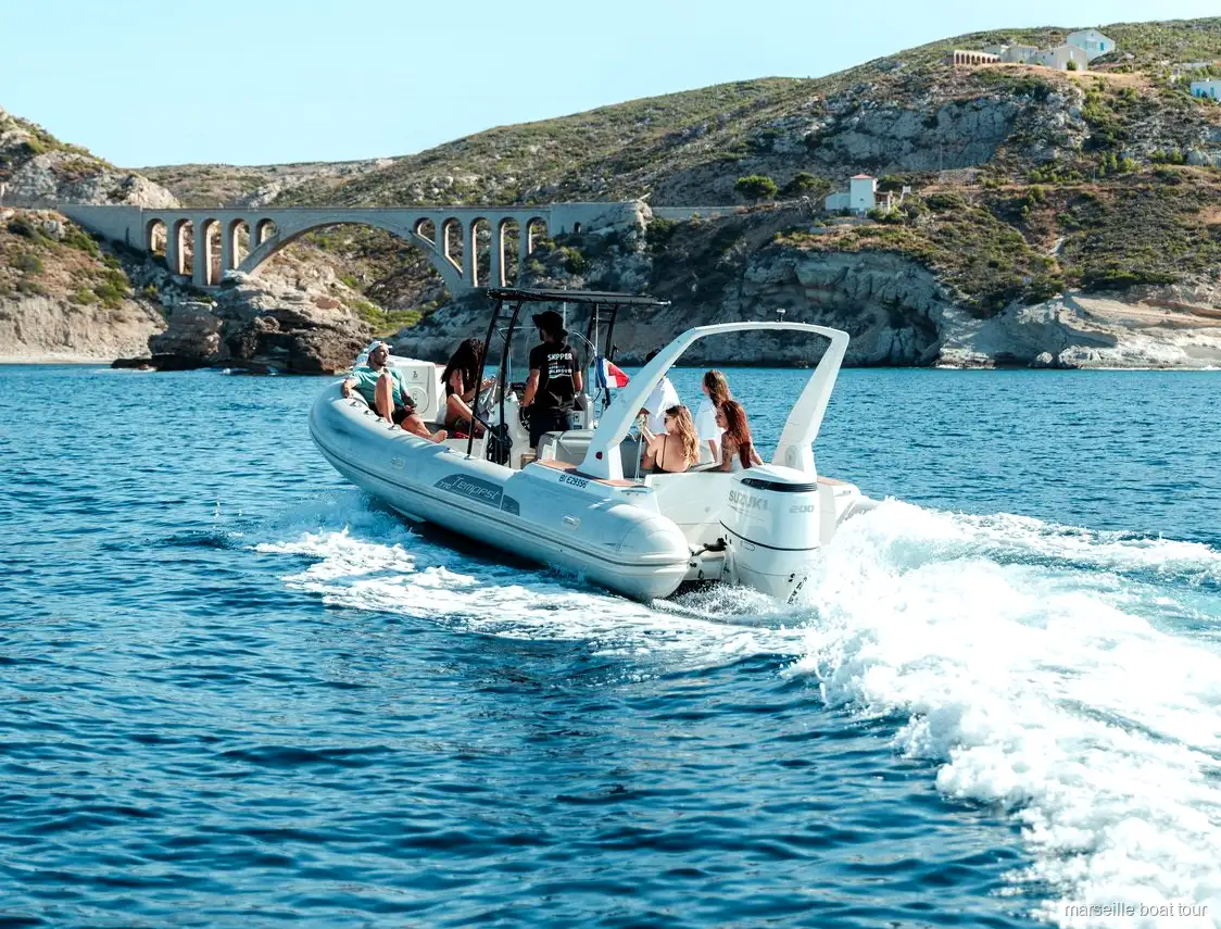 Skipper steuert die private Bootscharter ab Marseille